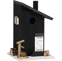 Dekoratives Vogelhaus mit Kamin, Fenster, Tür, Holzstapel und Brunnen