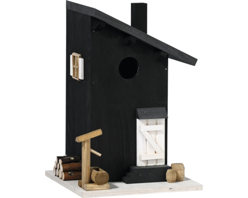 Dekoratives Vogelhaus mit Kamin, Fenster, Tür, Holzstapel und Brunnen
