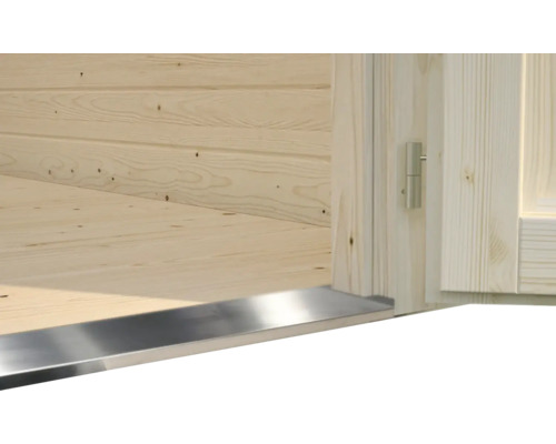 Detailansicht einer Holzhütte mit Türschwelle aus Metall und Türscharnier