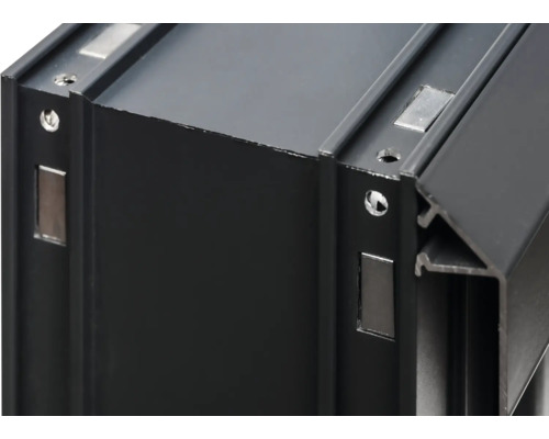 Detailansicht eines schwarzen Aluminiumprofils mit Schrauben