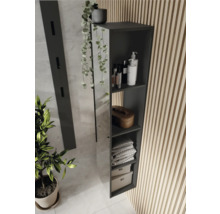 Badezimmer Szene mit einem schlanken, grauen Hängeregal, das mit Badartikeln, Handtüchern und Dekorationen gefüllt ist