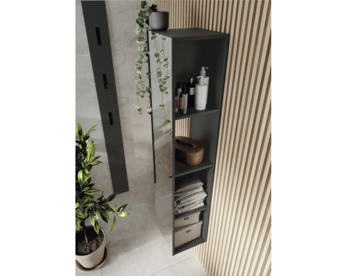 Badezimmer Szene mit einem schlanken, grauen Hängeregal, das mit Badartikeln, Handtüchern und Dekorationen gefüllt ist