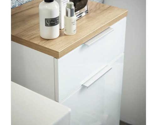 Badezimmermöbel mit weißen Schubladen und Holzplatte