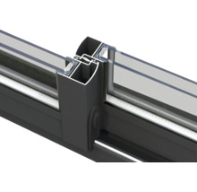 Detailansicht eines Aluminiumschiebetürsystems mit Glas