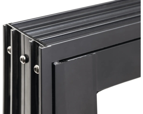 Detailansicht eines Fensterrahmens aus Metall