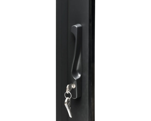 Griff einer Tür mit Schlüssel im Schloss