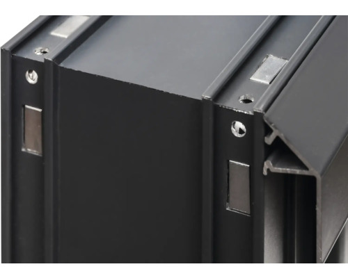 Detailansicht eines schwarzen Aluminiumprofils mit magnetischer Befestigung