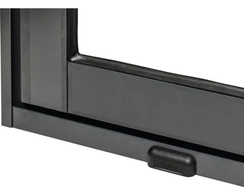 Detailansicht eines schwarzen Fensterrahmens mit Verschlussmechanismus