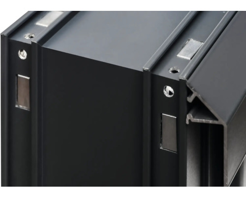 Detailansicht eines schwarzen Aluminiumrahmens mit Magneten und Bohrlöchern.