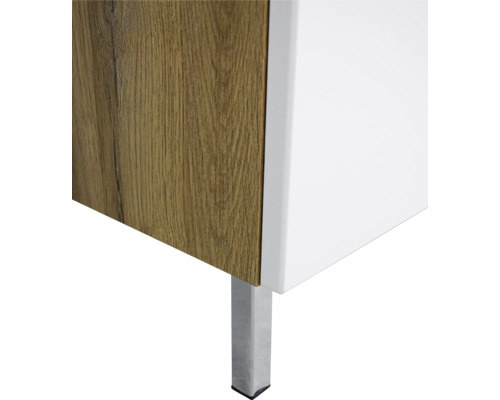 Detailansicht eines Möbelstücks mit Holzstruktur, weißer Oberfläche und einem Bein aus Metall