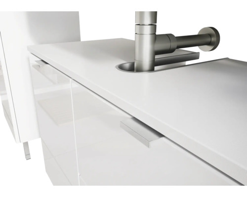 Detailansicht eines weißen Waschtischs mit Armatur