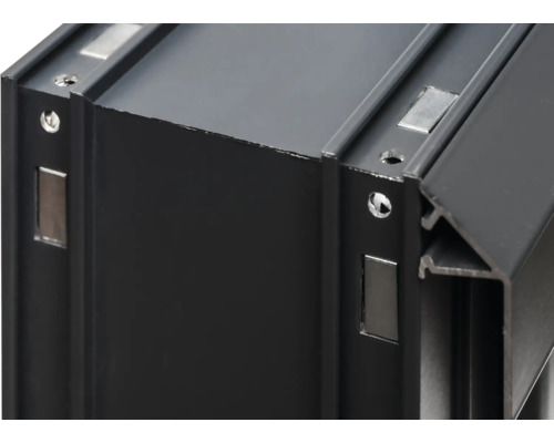 Detailansicht eines schwarzen Aluminiumprofils mit Befestigungselementen