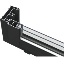 Detailansicht eines Fensterrahmens aus Aluminium mit Glas