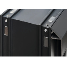 Detailansicht eines schwarzen Aluminiumrahmens mit magnetischen Verschlüssen und Schraublöchern