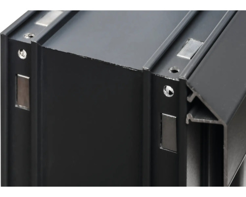 Detailansicht eines schwarzen Aluminiumrahmens mit magnetischen Verschlüssen und Schraublöchern