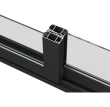 Detailansicht einer Fensterkonstruktion mit Aluminiumrahmen und Glas