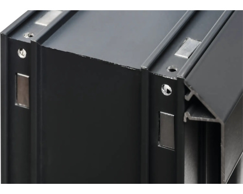 Detailansicht eines schwarzen Aluminiumrahmens mit Schraubenlöchern und Magneten