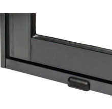 Detailansicht eines schwarzen Fensters mit Griff