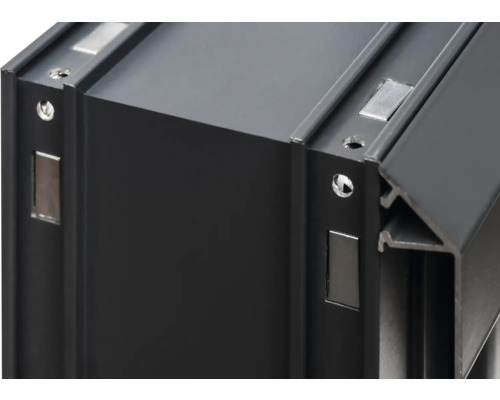 Detailansicht eines schwarzen Aluminiumprofils mit Magneten und Schraubenlöchern