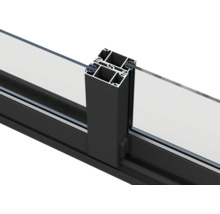 Detailansicht eines schwarzen Fensterrahmens mit Glas