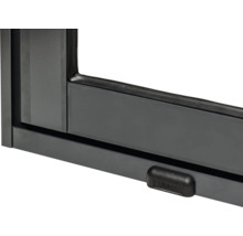 Detailansicht eines schwarzen Fensterrahmens mit Fenstergriff