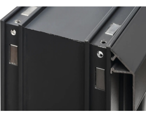 Detailansicht eines schwarzen Aluminiumprofils mit Befestigungselementen