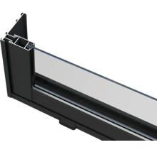 Detailansicht eines Fensters mit Aluminiumrahmen und Glas