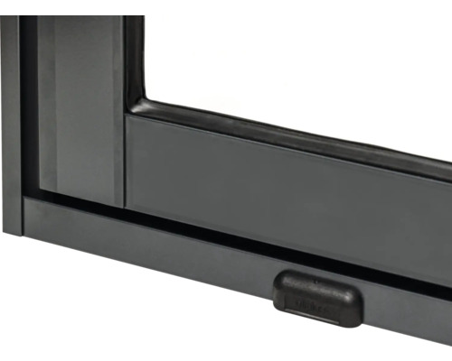 Detailansicht eines Fensters mit Fensterrahmen und Griff