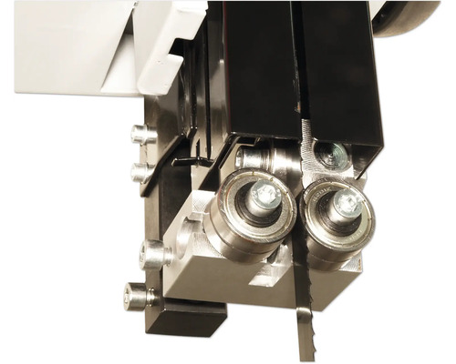 Detailaufnahme einer Bandsäge mit Sägeblattführung