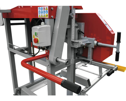 Detailansicht einer Bandsäge mit Rahmen und Bedienelementen