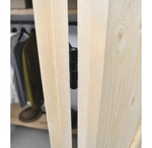 Schwarzes Scharnier an Holztür