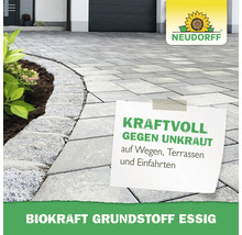 Pflastersteine auf einer Einfahrt mit dem Hinweis Kraftvoll gegen Unkraut und dem Neudorff Logo