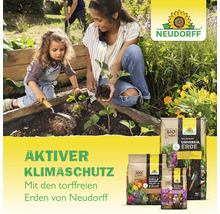 Szene mit Mutter und Kind beim Pflanzen von Erdbeeren, umgeben von Neudorff Erdenprodukten und Neudorff Logo