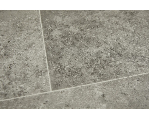 Nahaufnahme von Bodenfliesen mit Steindekor