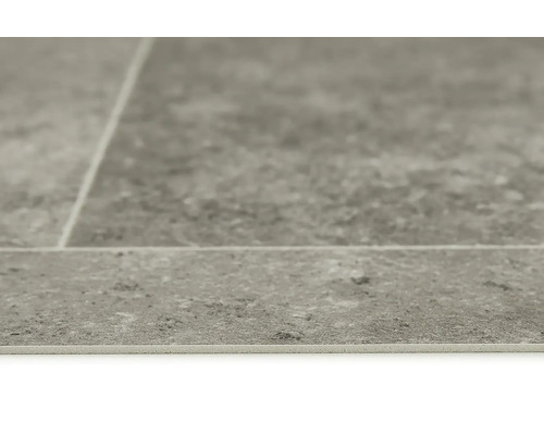 Detailaufnahme einer grauen Vinylfliese mit Steindekor für Bodenbeläge