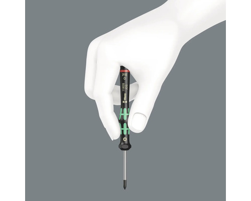 Eine Hand hält einen Wera Phillips Schraubendreher Größe 0