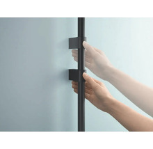 Duschstange mit Halterungen zur Wandmontage und Hand, die die Stange einstellt