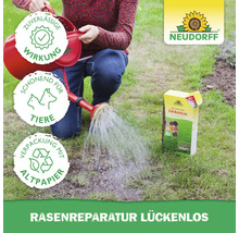 Eine Person bewässert Rasenreparaturprodukt mit einer Gießkanne. Neudorff Logo. Zuverlässige Wirkung Siegel. Schonend für Tiere Siegel. Verpackung mit Altpapier Siegel.