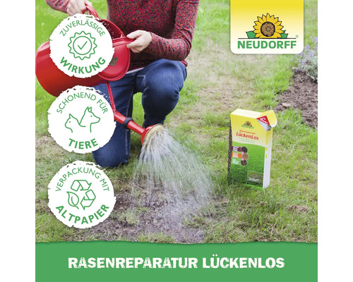 Eine Person bewässert Rasenreparaturprodukt mit einer Gießkanne. Neudorff Logo. Zuverlässige Wirkung Siegel. Schonend für Tiere Siegel. Verpackung mit Altpapier Siegel.