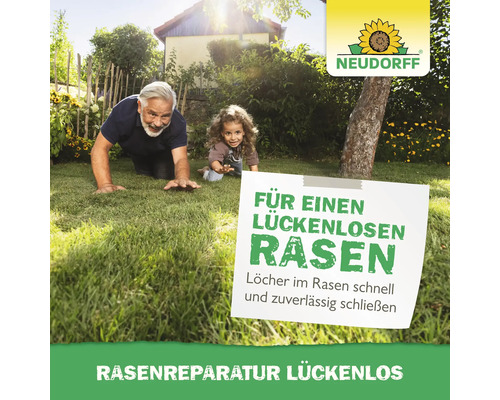 Mann und Kind krabbeln auf einem Rasen vor einem Schild mit der Aufschrift ''Für einen lückenlosen Rasen'' und dem Neudorff Logo.