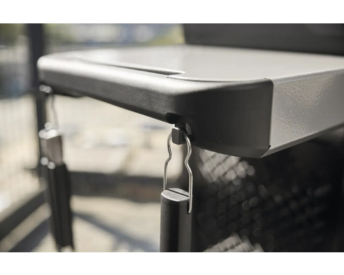 Detailansicht eines Grills mit Ablagefläche