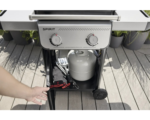 Weber Spirit Gasgrill mit Gasflasche im Unterschrank