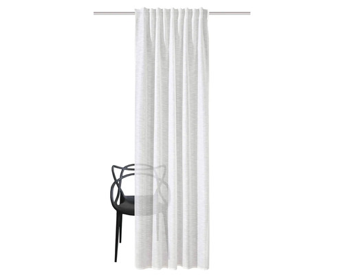 Gardine mit Faltenband und transparenter Optik vor einem Stuhl