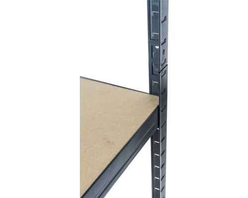 Detailansicht eines Metallregals mit einer Ablage