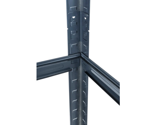 Detailansicht eines Lagerregals aus Metall