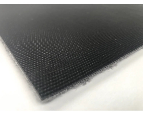 Schwarzes Teppichstück mit gewebter Textur