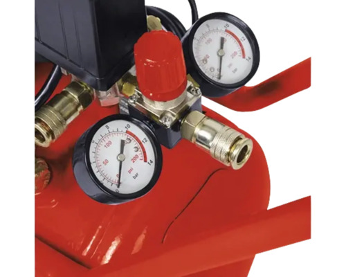Detailansicht eines Kompressors mit Manometern und Druckregler