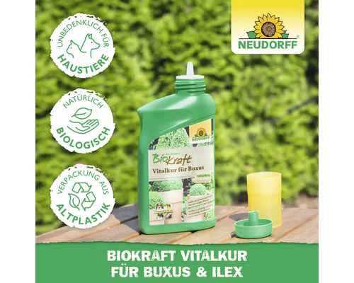 Neudorff Biokraft Vitalkur für Buxus und Ilex in grüner Flasche mit Dosierhilfe. Unbedenklich für Haustiere. Verpackung aus Altplastik. Natürlich Biologisch. Neudorff Logo.