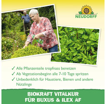 Anwendung der Biokraft Vitalkur für Buchs und Ilex durch eine Frau im Garten. Neudorff Logo.