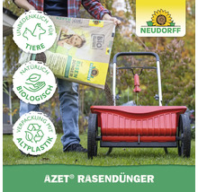 Anwender befüllt Streuwagen mit Azet Rasendünger von Neudorff